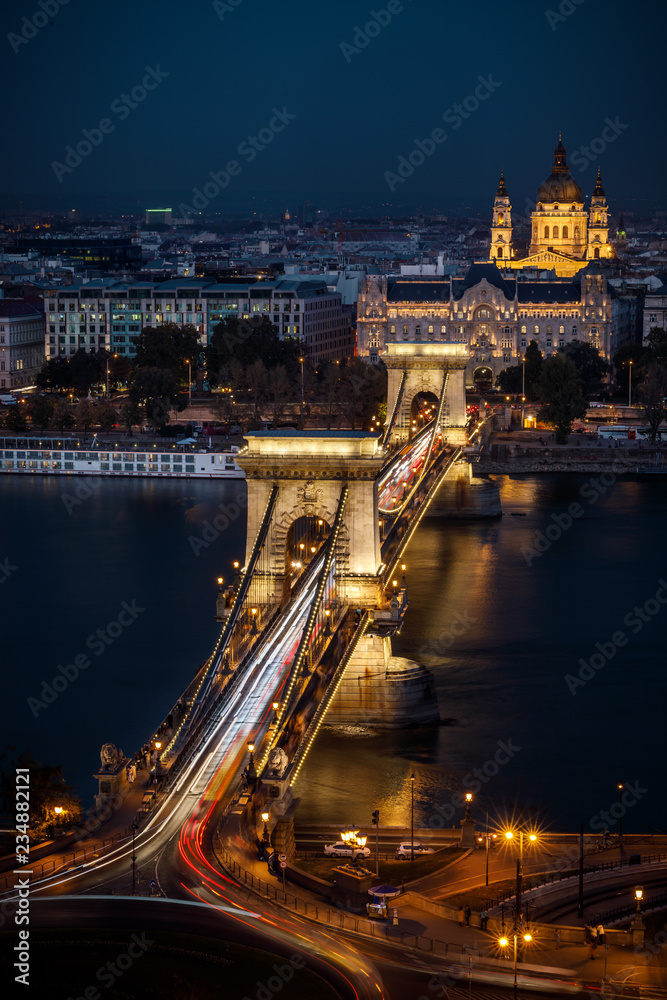 Fototapeta premium Chain bridge in Budapest by night