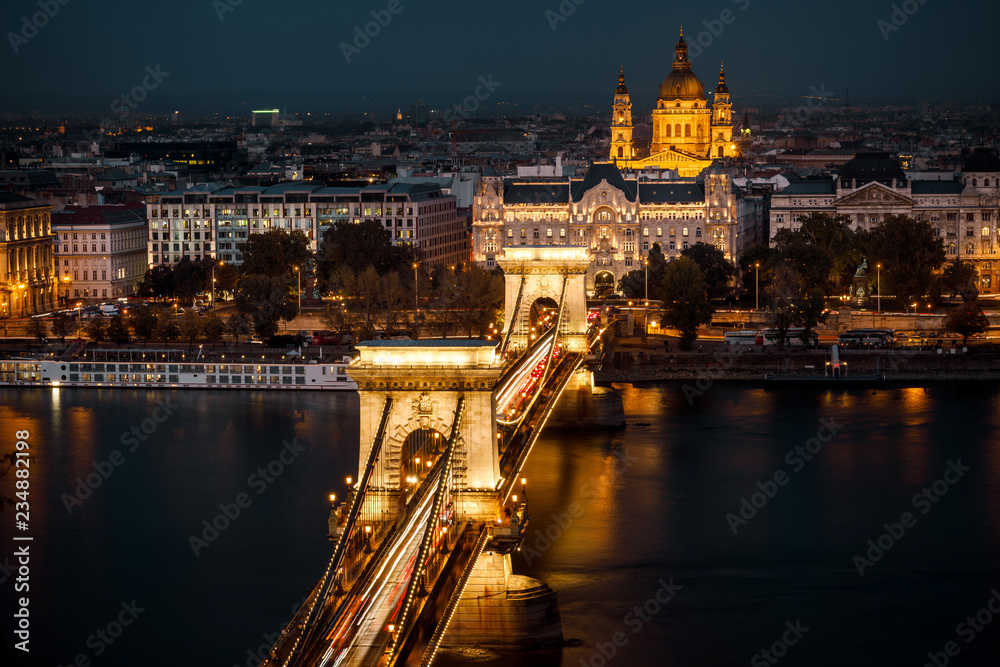Fototapeta premium Chain bridge in Budapest by night