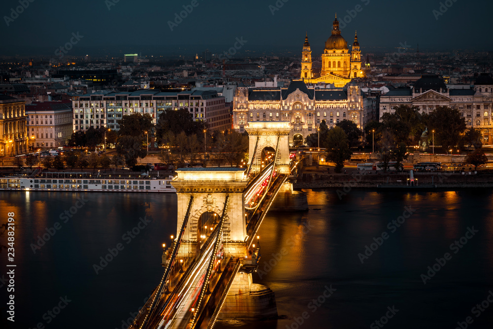 Chain bridge in Budapest by night