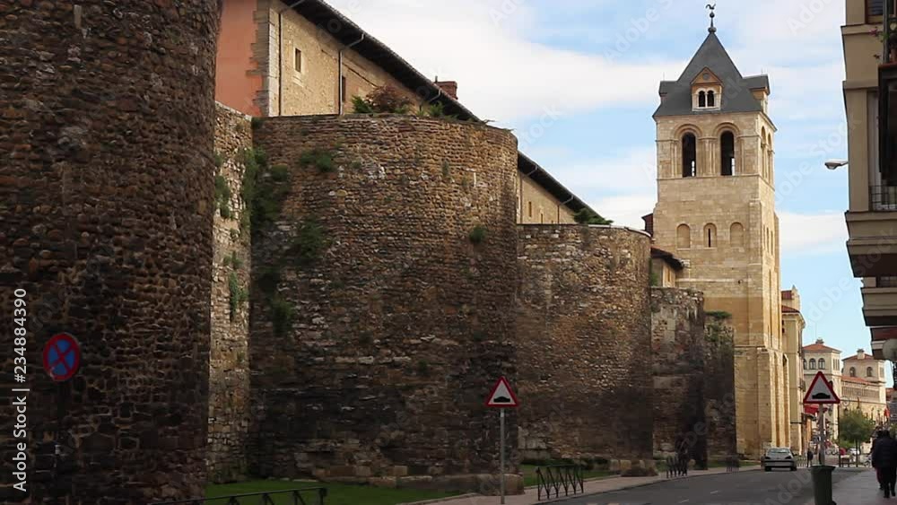 Vista de las Murallas Romanas y la Torre del Gallo en la Colegiata de San Isidoro de Leon España