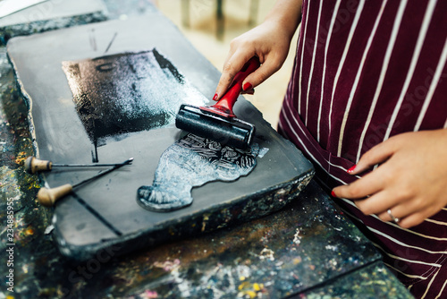 Принти на полотні linocut. rolling paint on a piece of linoleum