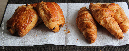 croissants et pain aux chocolats photo