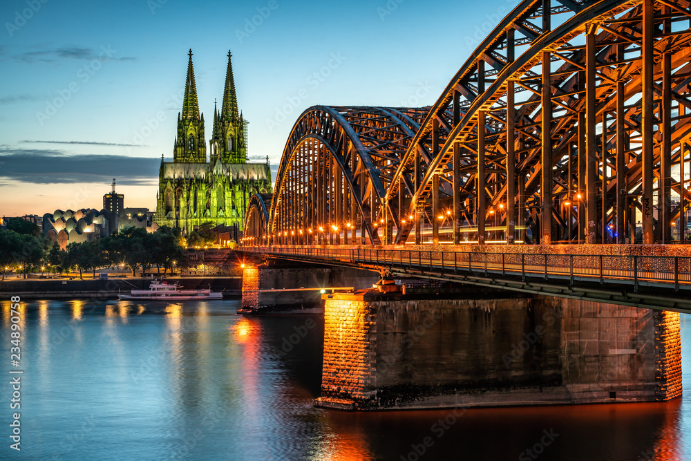 Obraz premium Kölner Dom und Hohenzollernbrücke, Köln, Nordrhein-Westfalen, Deutschland