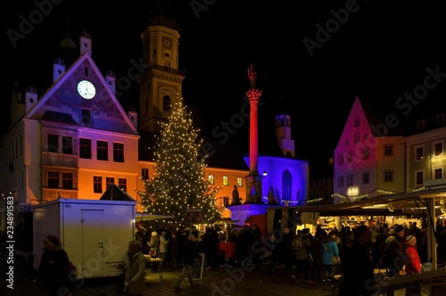 Christkindlmarkt in Freising, Bayern am Marienplatz bei Nacht mit beleuchteten Rathaus und Mariensäule © Bill Ryker