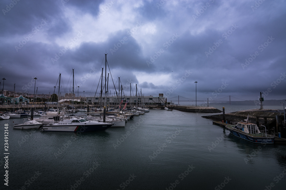 Port de Lisbonne, dans la tempête - Portugal