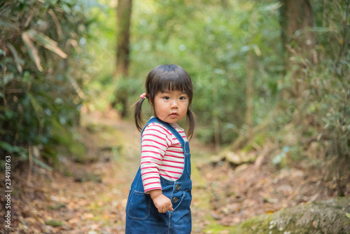 散歩する子供 © shirohige