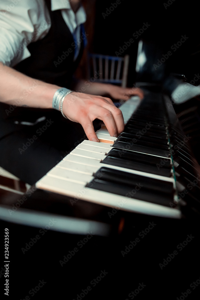 Obraz premium a man playing the piano at a party, bar, restaurant, pub at an event
