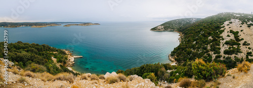 Eine Küste in Kroatien mit Blick auf das blaue Meer - Panorama