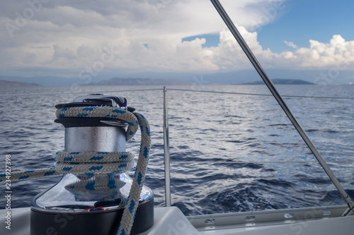 Mit dem Segelboot dem Unwetter entgegen