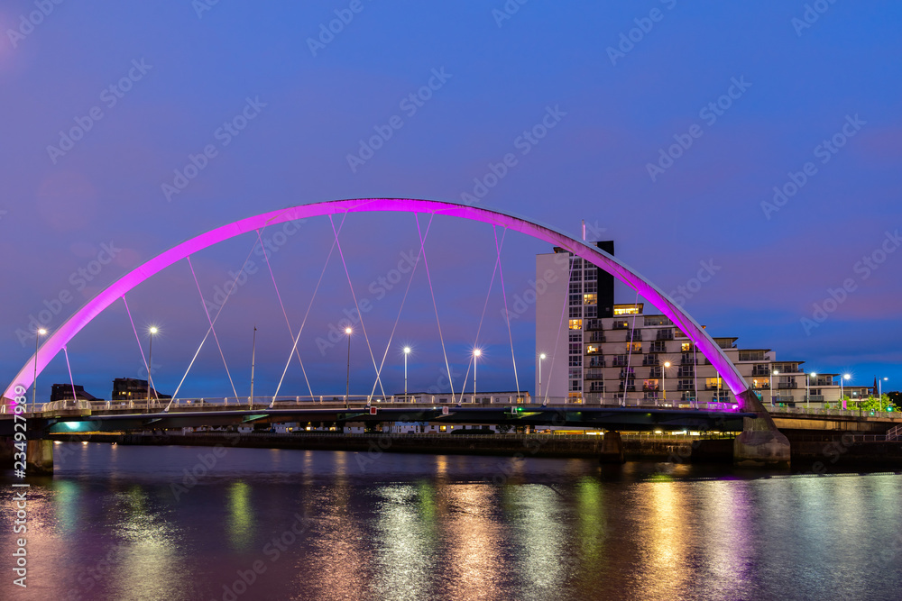 Fototapeta premium Clyde Arc Bridge along River Clyde Sunset twilight at Glasgow city Scotland UK.