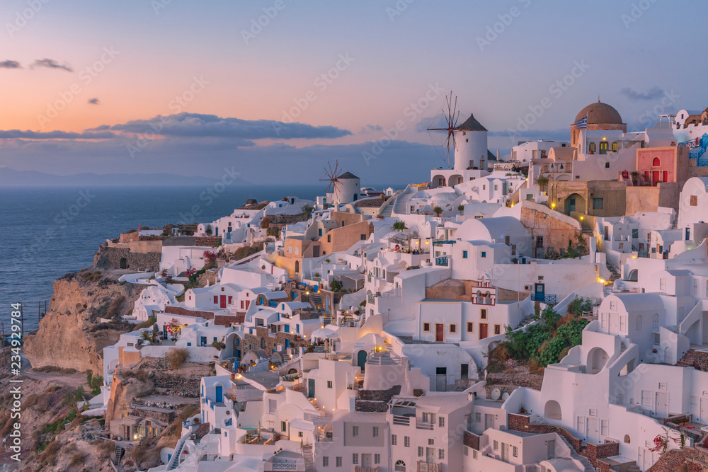 Il pittoresco villaggio di Oia al crepuscolo, isola di Santorini GR