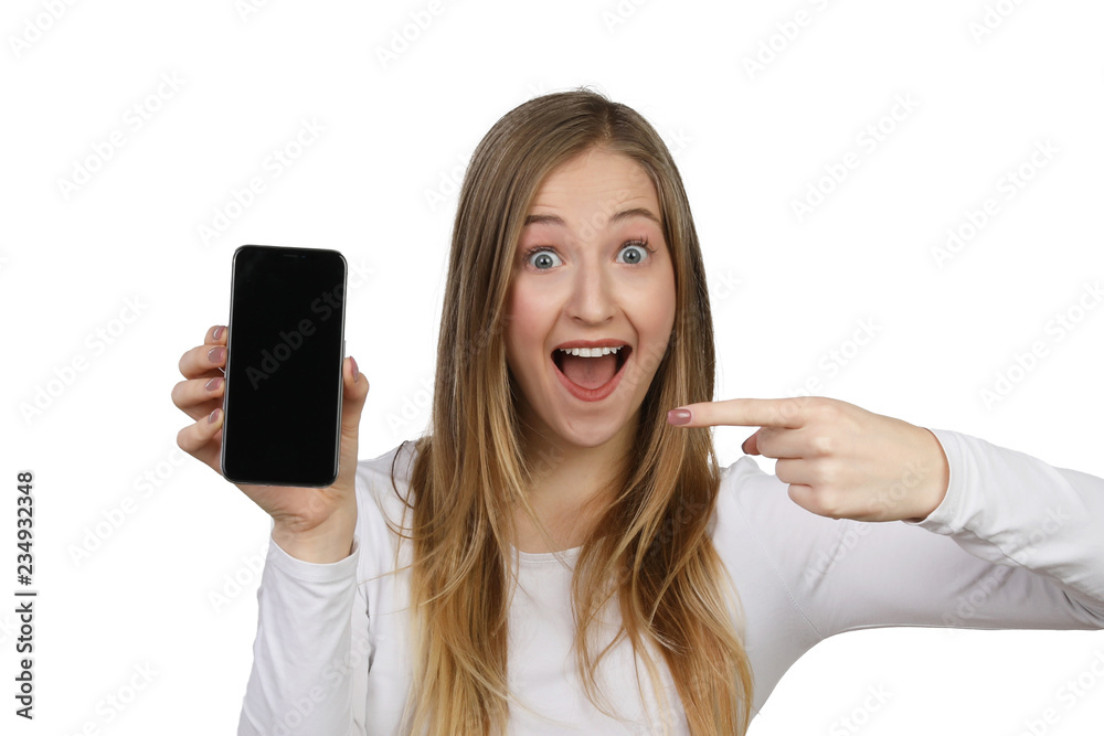 Junge Frau zeigt begeistert auf ein Handydisplay Junge Frau zeigt begeistert auf ein Handydisplay