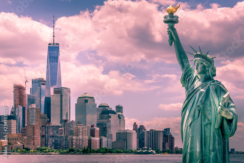 Manhattan skyline with Statue Of Liberty © Martina
