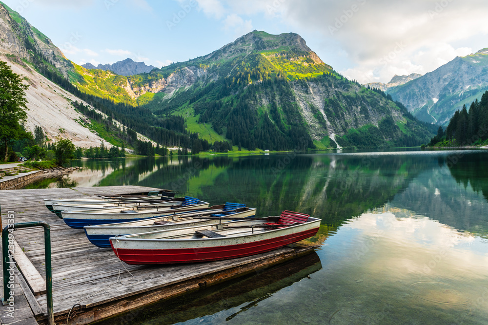 Vilsalpsee mit Booten