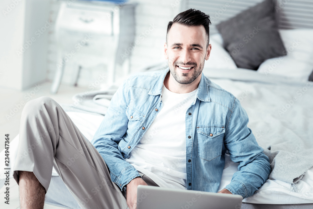 Naklejka premium Smiling male person posing on camera