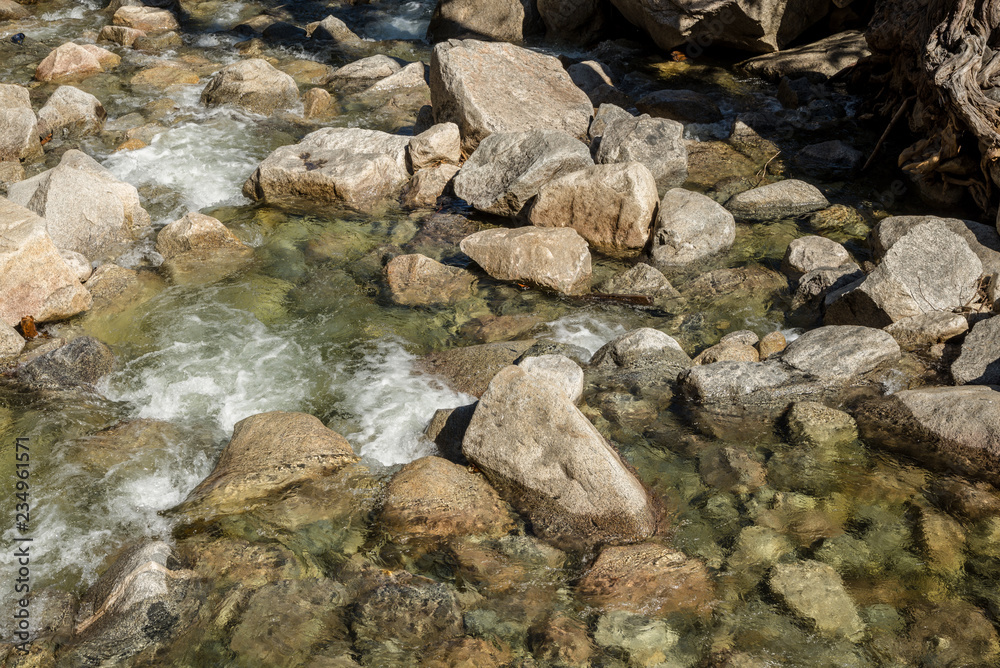 klarer Gebirgsbach mit großen felsbrocken im flussbett im Yosemite National Park, Kalifornien, USA