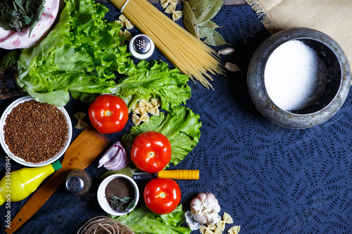 tomatoes with lettuce, garlic and spaghetti