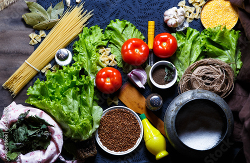 tomatoes with lettuce, garlic and spaghetti