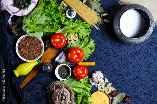 tomatoes with lettuce, garlic and spaghetti