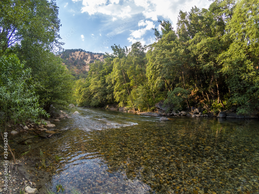 wilder, klarer flussmit bewaldetem ufer und kiesboden, sequoia national park, kalifornien, usa wilder, klarer flussmit bewaldetem ufer und kiesboden, sequoia national park, kalifornien, usa