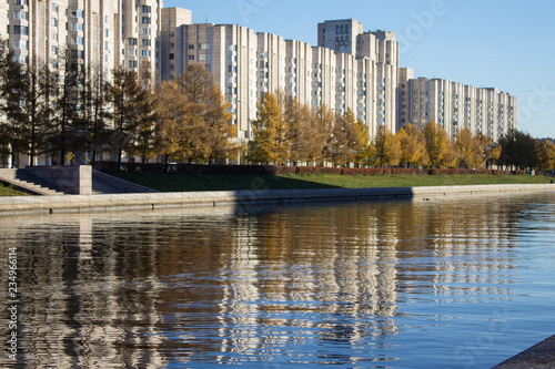 многоэтажные дома на берегу водного канала