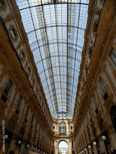 Galleria Vittorio Emanuele II, es un edificio formado por dos arcadas perpendiculares con bóveda de vidrio que se cruzan formando un octágono.