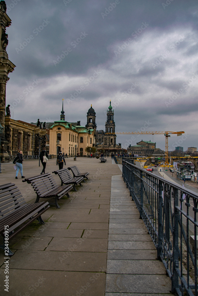 Dresden Elbufer mit bedecktem Himmel