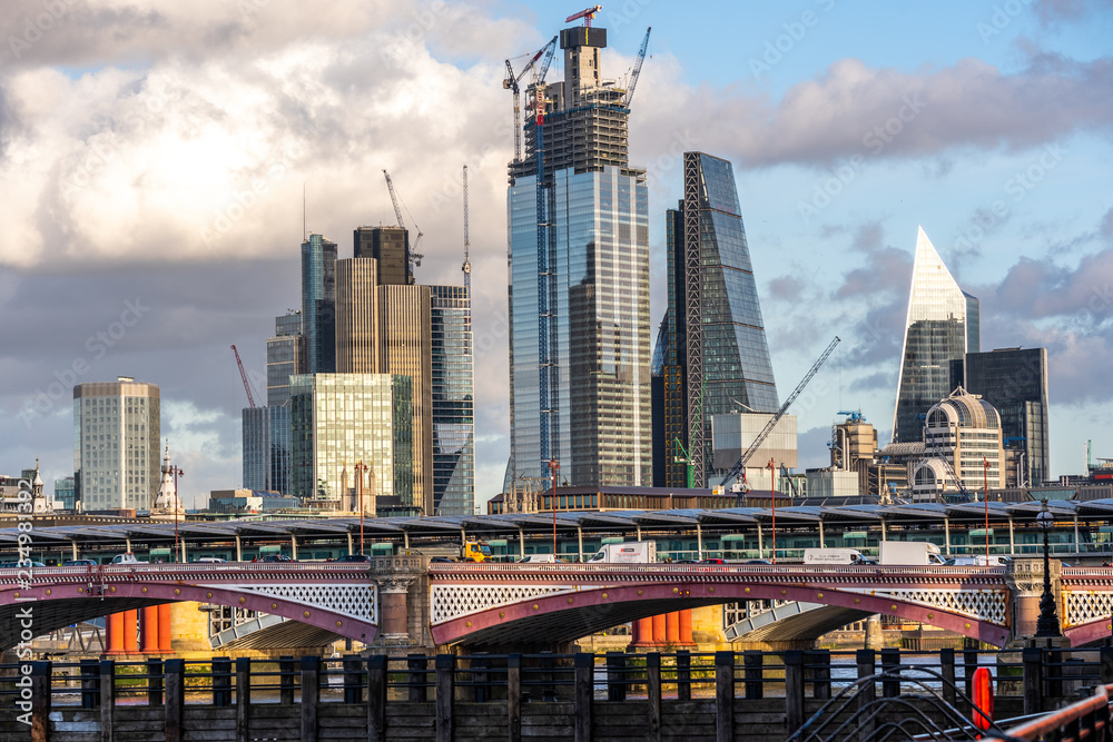 Obraz premium Skyscrapers under construction over Blackfriars Bridge in London, England on sunny day