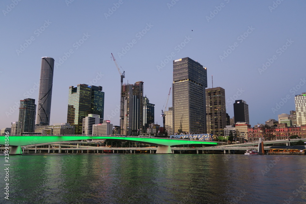 Obraz premium Skyline Brisbane bei nacht und Dämmerung