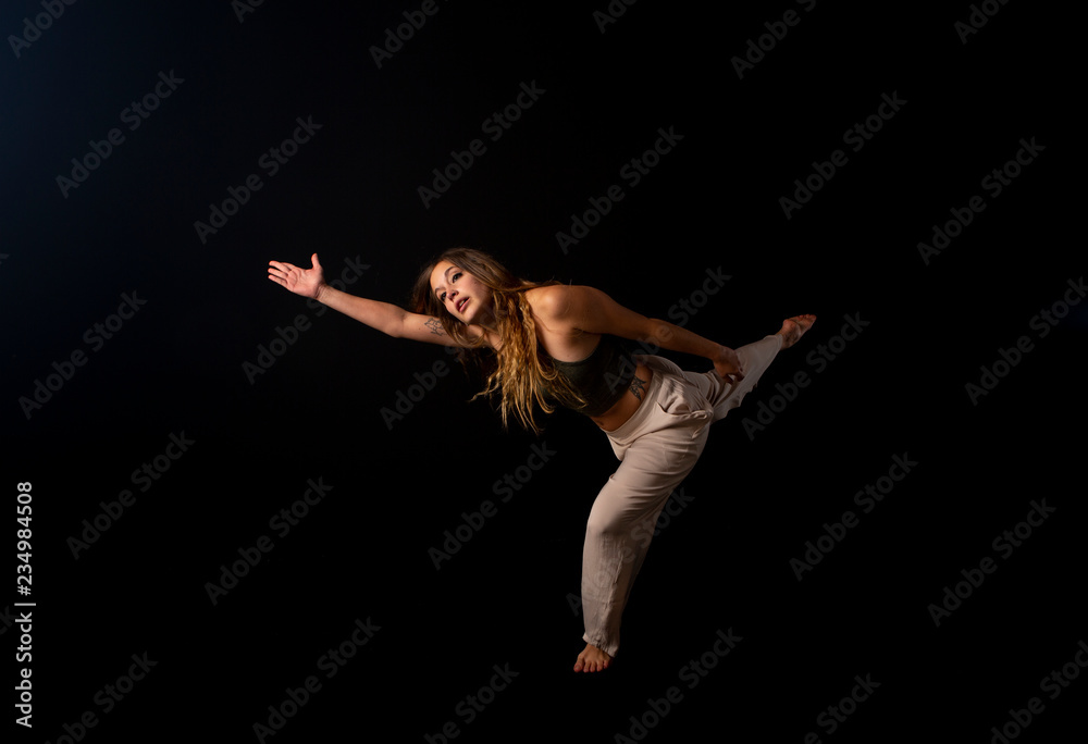 Naklejka premium Retrato de joven en estudio con fondo oscuro