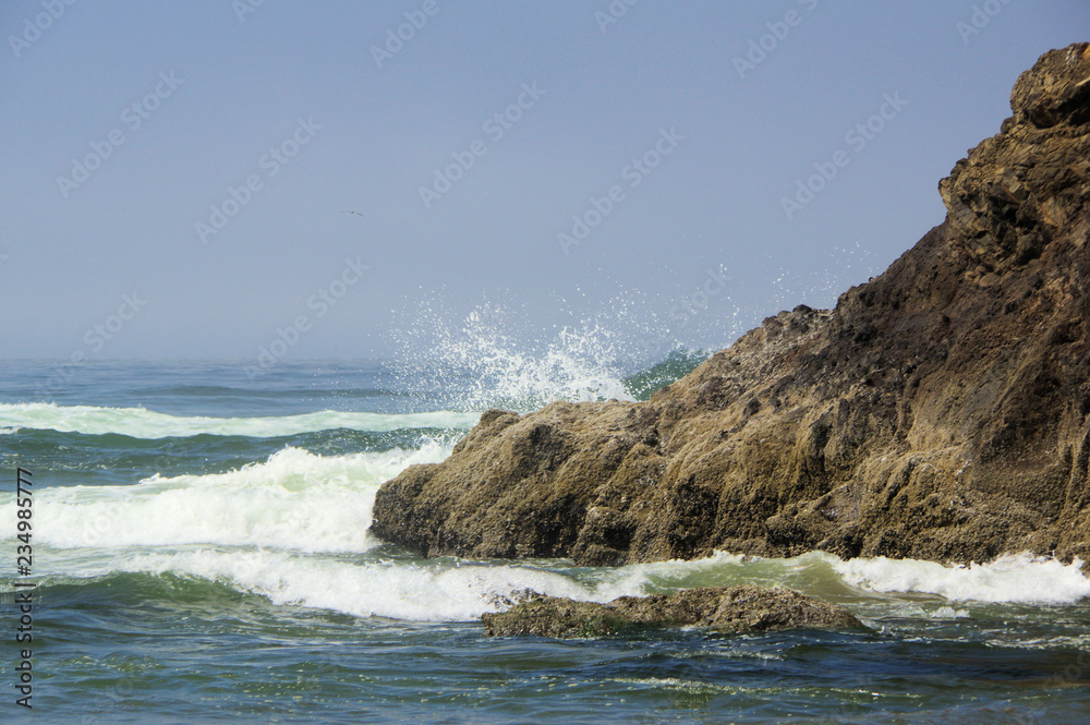 Ocean waves breaking on rocks Ocean waves breaking on rocks