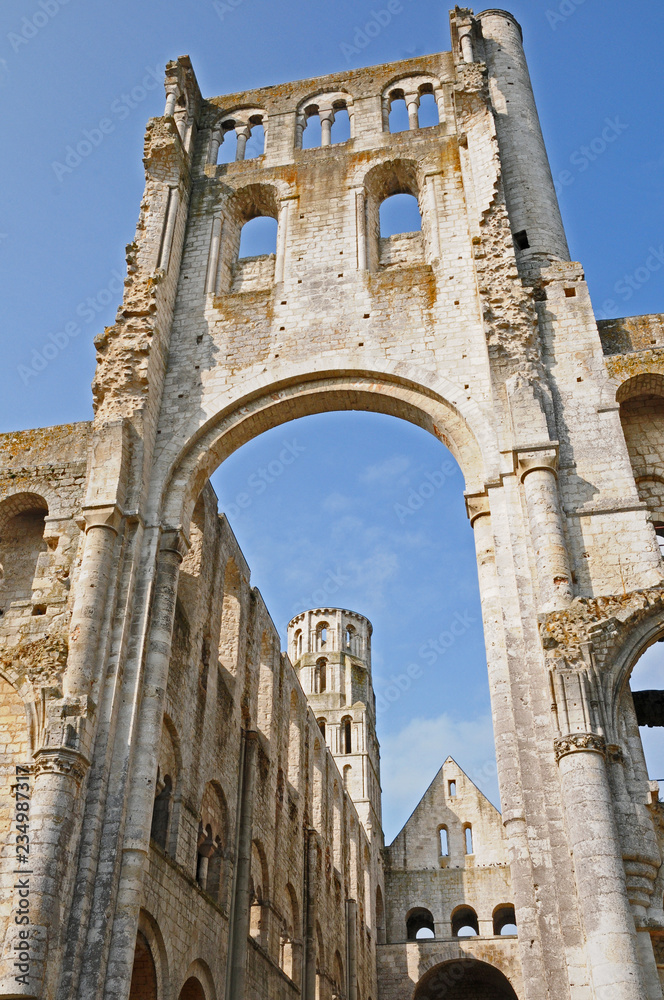 Le rovine dell'abbazia di San Pietro di Jumièges, Normandia, Francia Le rovine dell'abbazia di San Pietro di Jumièges, Normandia, Francia