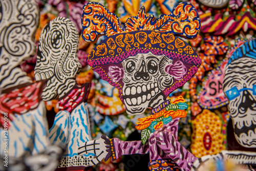 Photos figuras coloridas de calaveras con tocados de flores y sonrisas