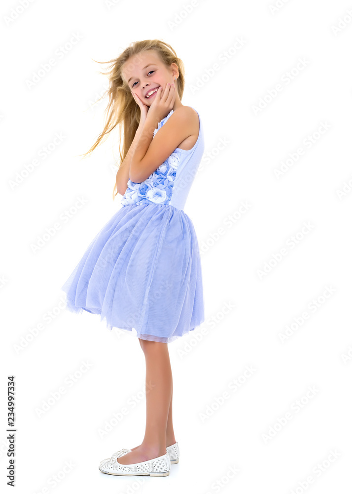The little girl is full-length. The little girl is full-length.