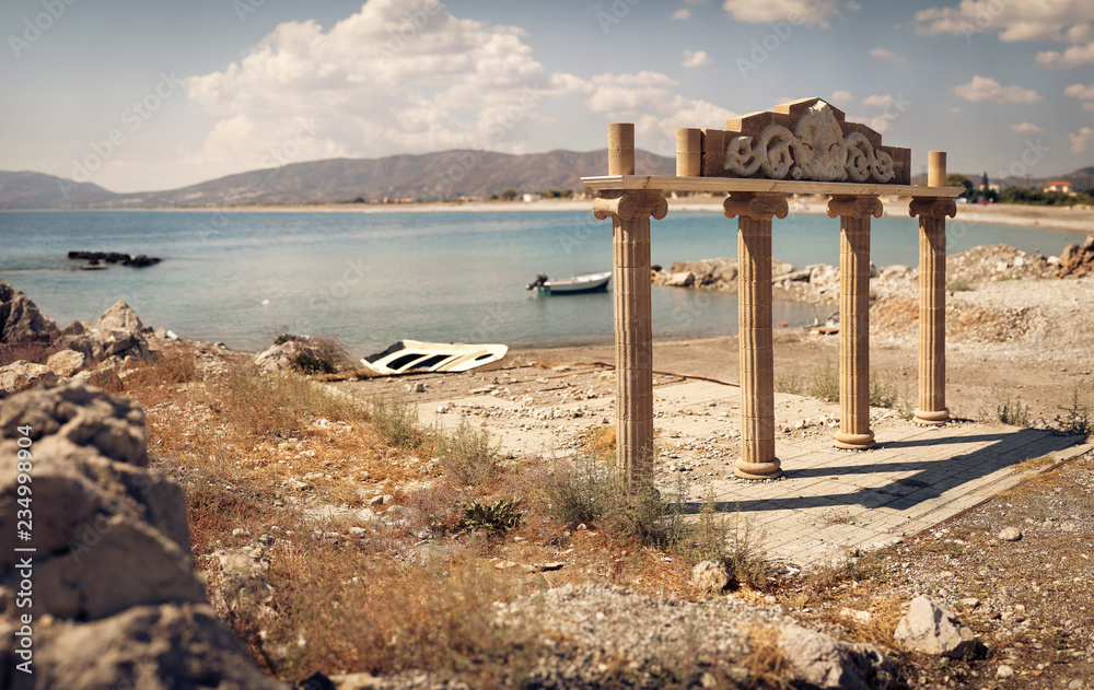 alte griechische Säulen am Meer