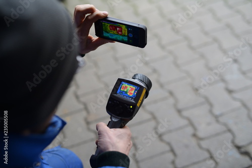 Thermografie Wärmebilder aus Hand Kamera Messung zum Bewerten der Wärmeverluste. IR sichtbar machen