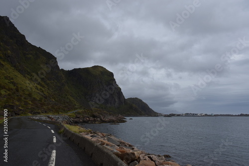 Norwegen, Leknes, Ballstad, Lofoten, Nordland, Küste, Fjord, Flut, Ebbe, Bucht, Felsküste, Berg, Gipfel, Seetang, Tang, Steilküste, Brandung, Henningsværstraumen photo