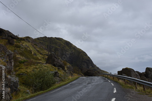 Norwegen, Leknes, Ballstad, Lofoten, Nordland, Küste, Fjord, Flut, Ebbe, Bucht, Felsküste, Berg, Gipfel, Seetang, Tang, Steilküste, Brandung, Henningsværstraumen photo