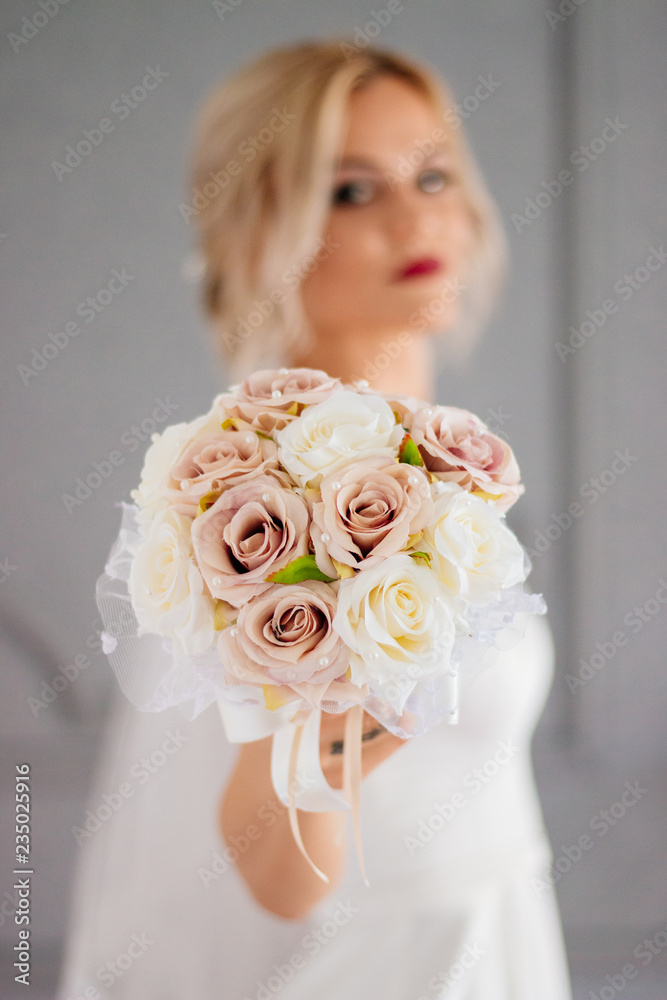 Naklejka premium bride holding wedding bouquet