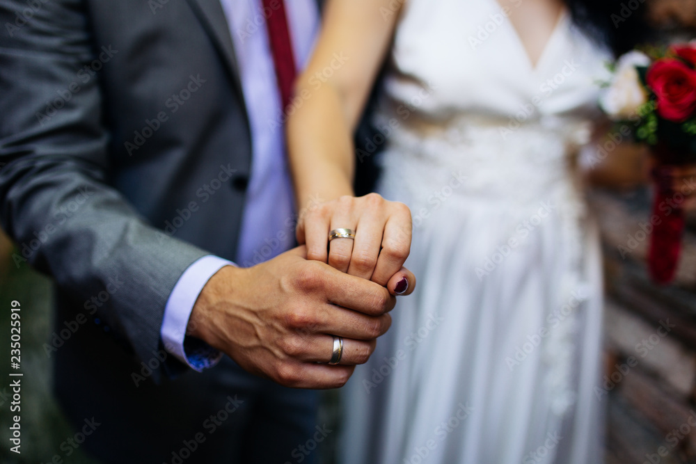 Obraz premium acouple showing of their wedding rings