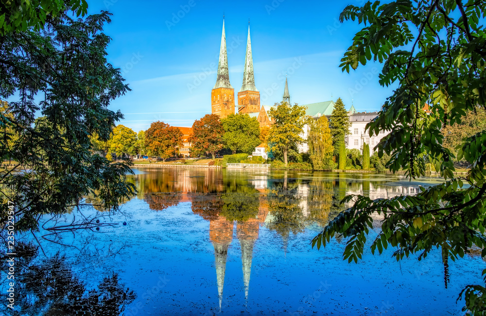 Mühlenteich in Lübeck mit Blick auf den Dom