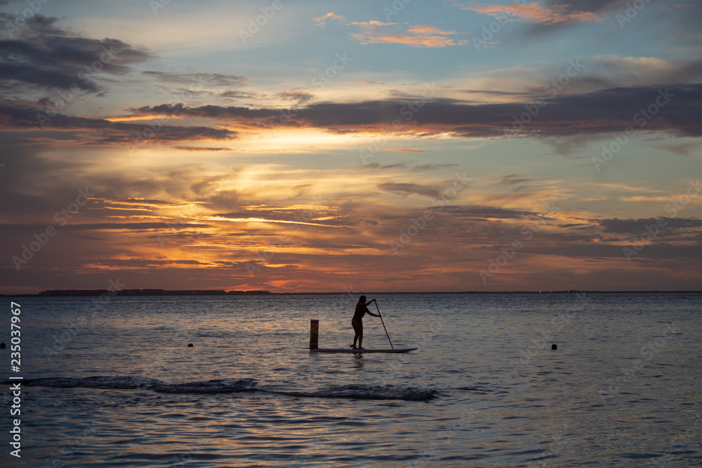 Paddle board durante el atardecer, Isla Mujeres Mexico.