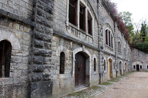 FORT DE FEYZIN ET CENTRE EQUESTRE © ERIC