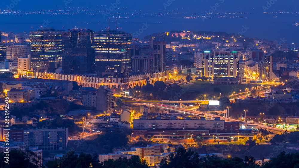 Fototapeta premium Panoramiczny widok na Lizbonę i Almadę z punktu widzenia w nocy Monsanto do timelapse dnia.