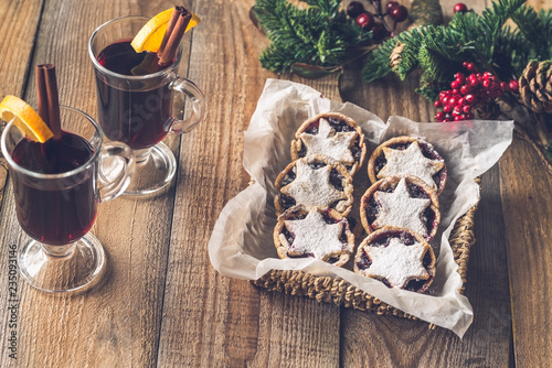 Fotografia Mince pies with mulled wine