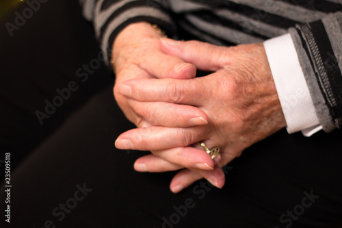 Hände einer Seniorin zum Gebet gefaltet