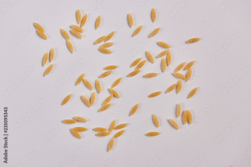 Obraz premium Raw barley noodle bean on the white background.