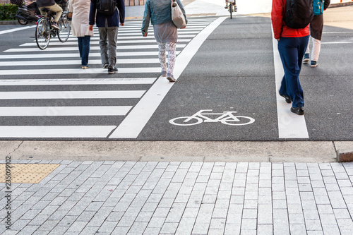 Photo Crosswalk for people crossing on asphalt road with white bicycle symbol Traffic lane on asphalt road