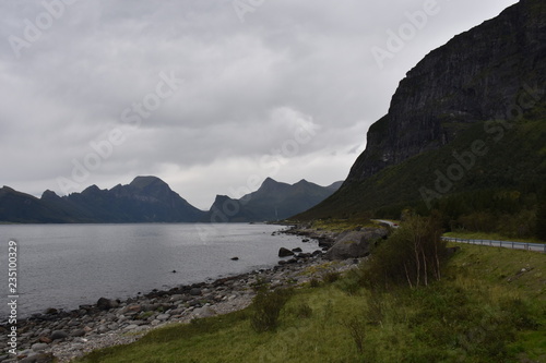 Norwegen, Nordland, Fv 17, 17, Fv17, Küstenstraße, Kystveien, Parkplatz, Rastplatz, Tisch, Bank, WC, Klo, öffentliches WC, Treppe, Stiege, Stein, Storvik, Fugløyfjorden,  photo