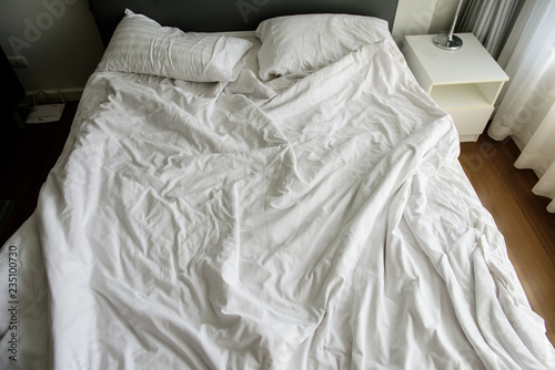 White bed sheet Through the use.